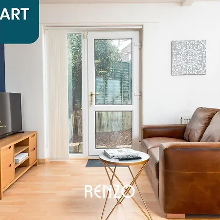 Апартаменты Bright And Warm 1-Bed Annexe In West Bridgford, Nottingham By Renzo, Free Driveway Parking! Экстерьер фото